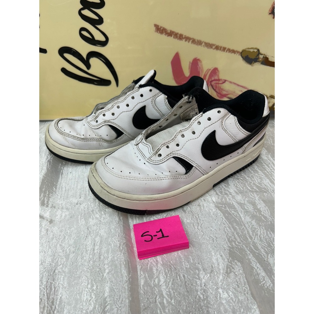 Nike Gamma Force White Black DX9176-100 Womens Size 6 Sneakers Missing Laces